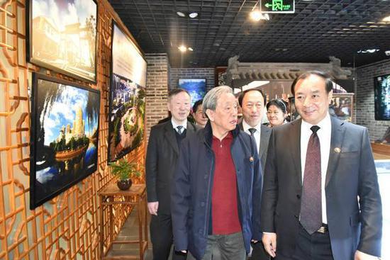 嘉宾现场参观展览