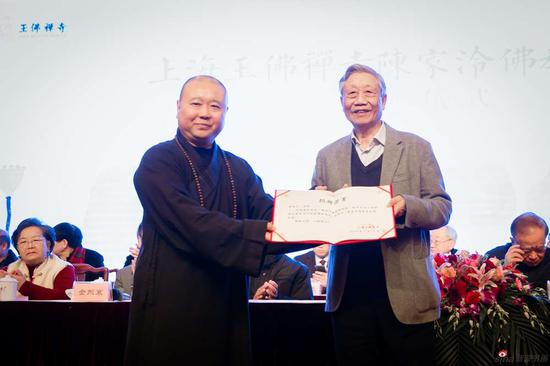 觉醒大和尚代表上海玉佛禅寺接受捐赠，并为陈家泠先生颁发捐赠证书。